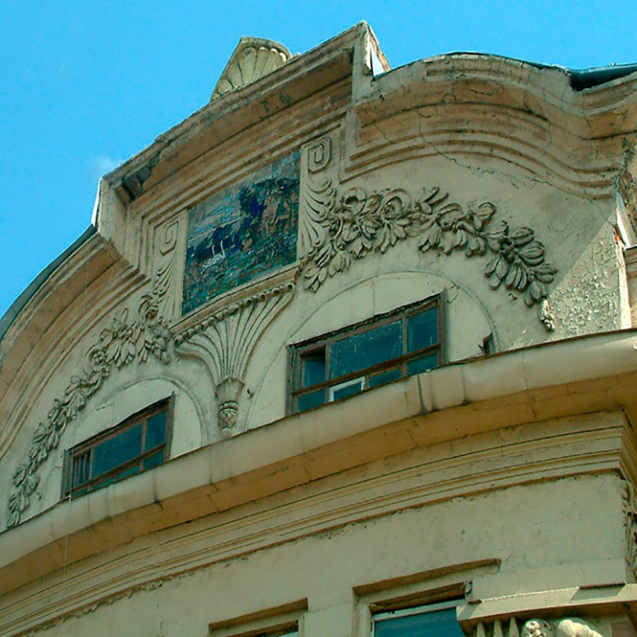 O relevo e um mosaico no alto do Dom Nirnzee.