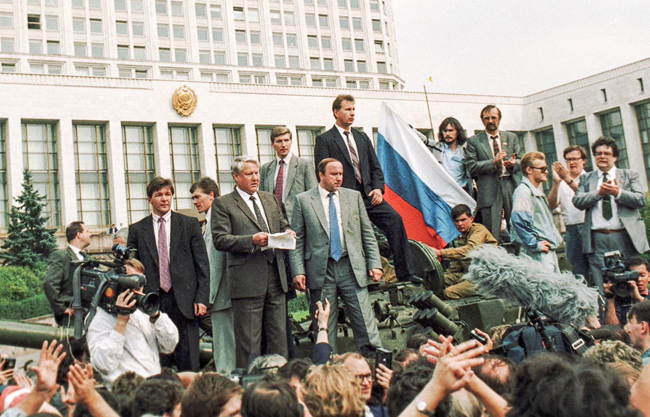 Руският президент Борис Елцин провежда реч пред сградата на Съвета на министрите на РСФСР по време на августовскич пуч през август 1991 г.

