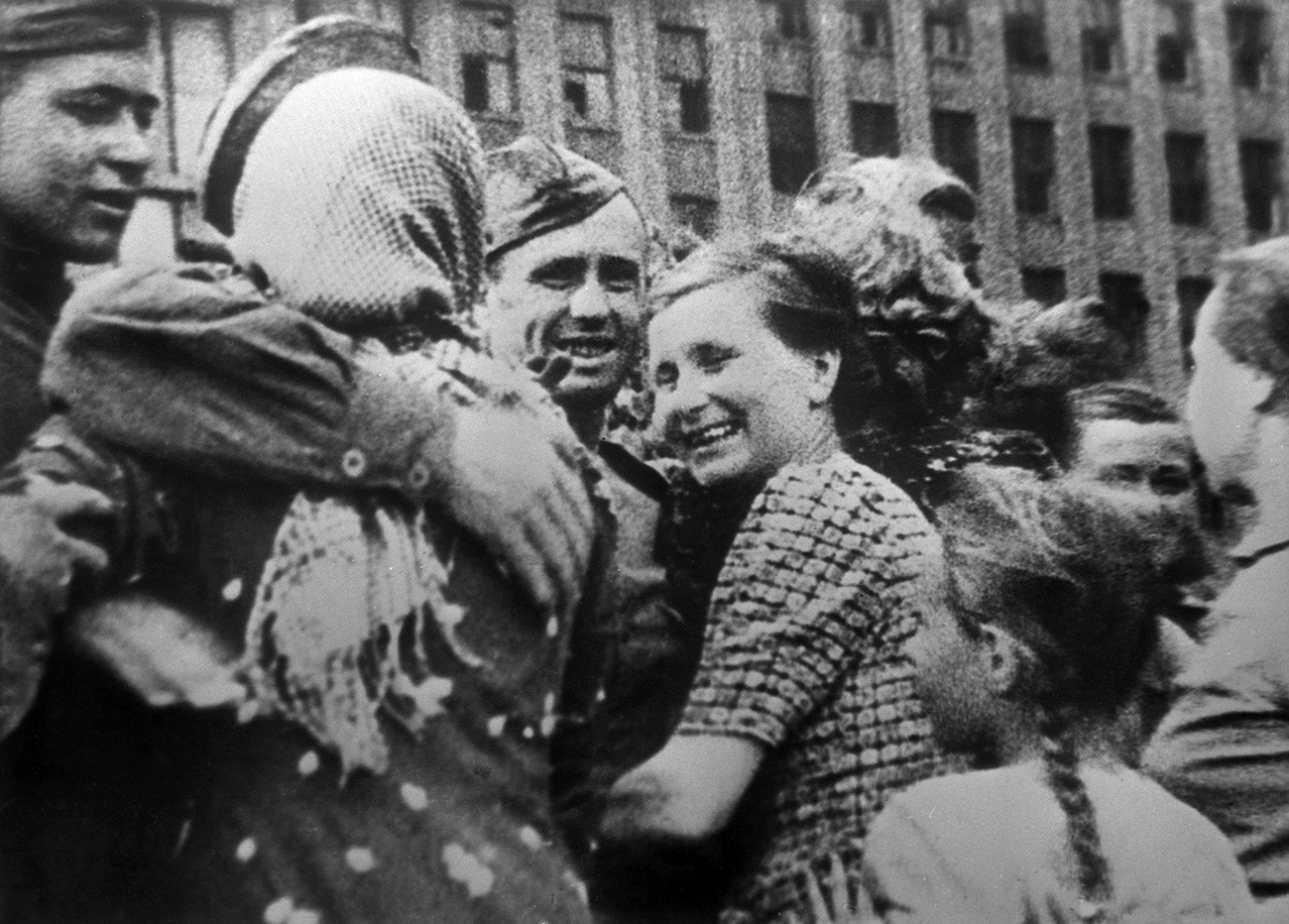 Жители на Минск ги дочекуваат советските борци, јули 1944.