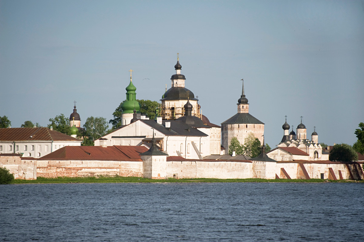 Monastero di Kirillo-Beloserskij, vista sud-ovest dal Lago Siverskoe. Cattedrale della Dormizione al centro, leggermente a sinistra, con cupola verde. 1º giugno 2014