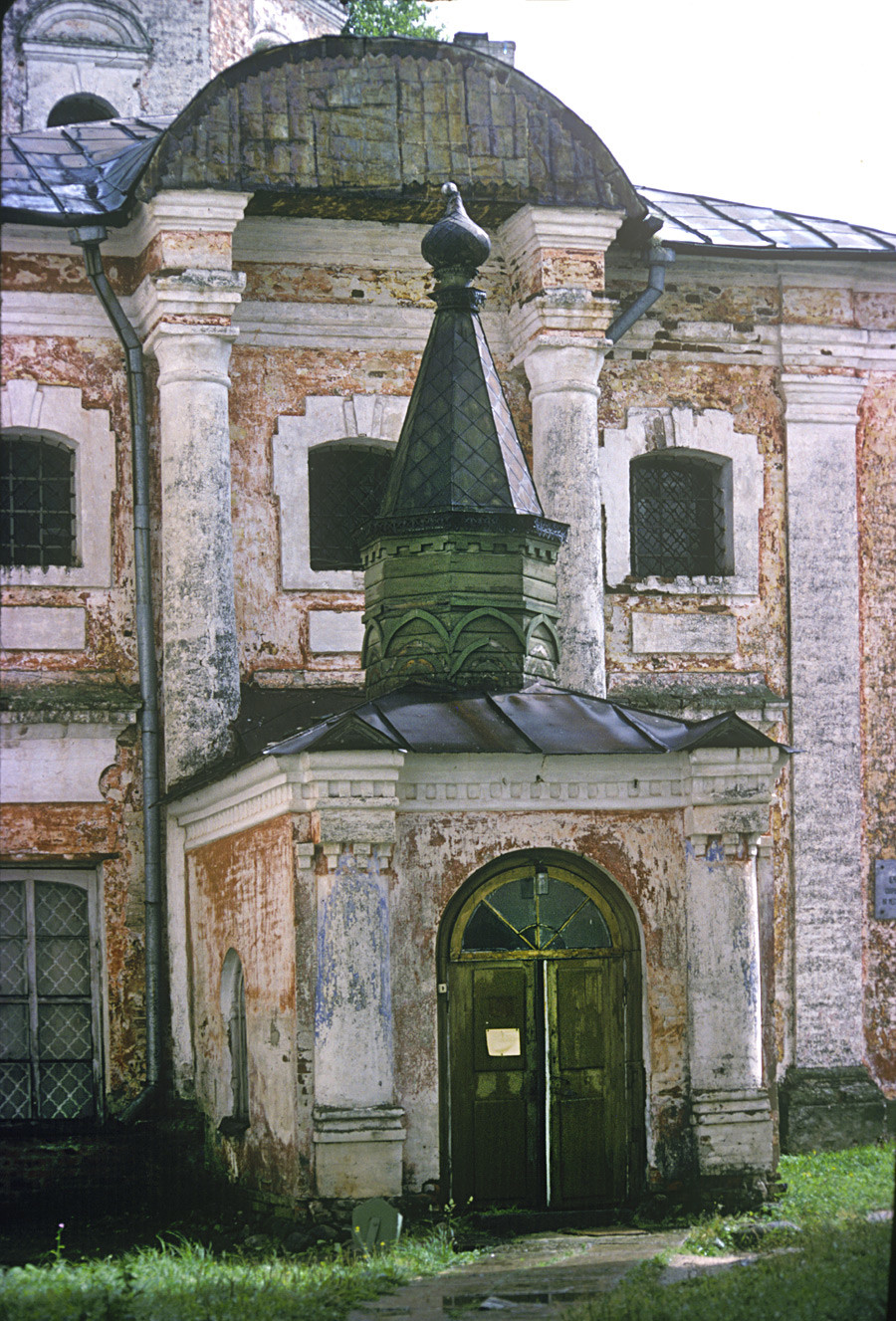 Monastero di Kirillo-Beloserskij. Chiesa di San Cirillo, facciata ovest con ingresso principale. 8 agosto 1991