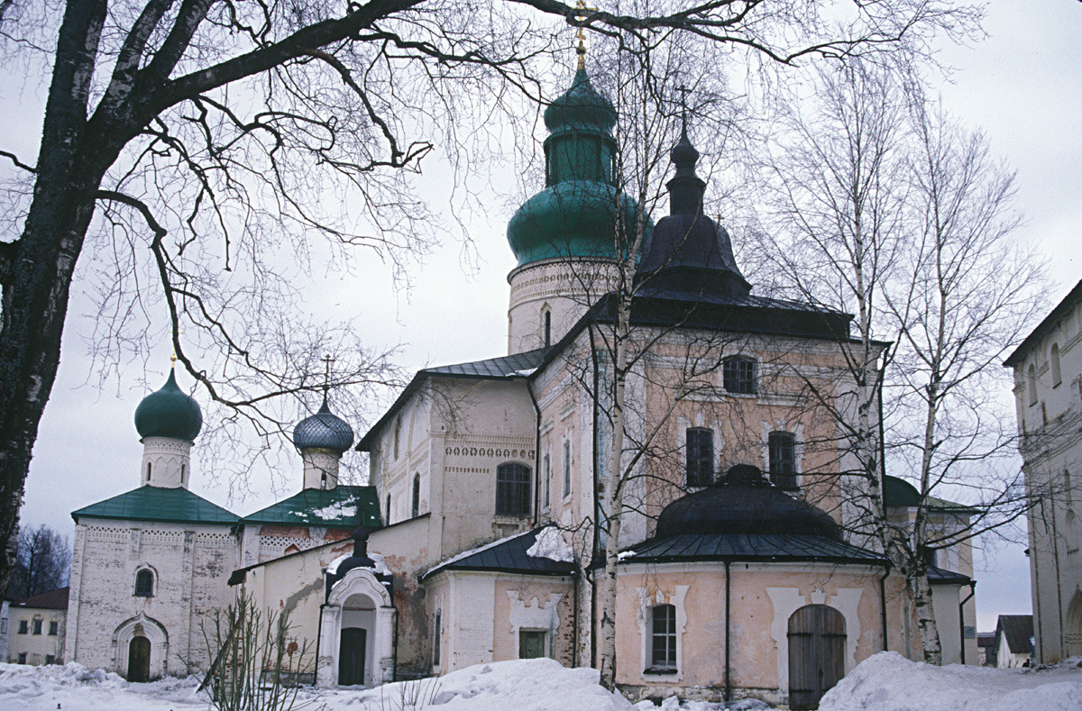 Monastero di Kirillo-Beloserskij. Complesso della cattedrale, vista ovest. Da sinistra: Chiesa di Sant’Epifanio, Chiesa di San Vladimiro e galleria nord collegata alla Cattedrale della Dormizione. 1º aprile 2001