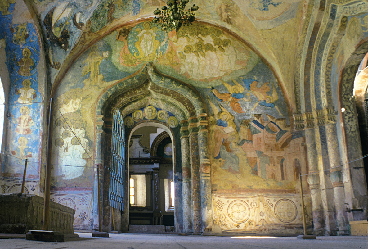 Monastero di Kirillo-Beloserskij, galleria nord collegata alla Cattedrale della Dormizione. Parete est con portale della Chiesa di San Vladimiro. Affreschi dell’Apocalisse. A destra: Distruzione di Babilonia. 14 luglio 1999