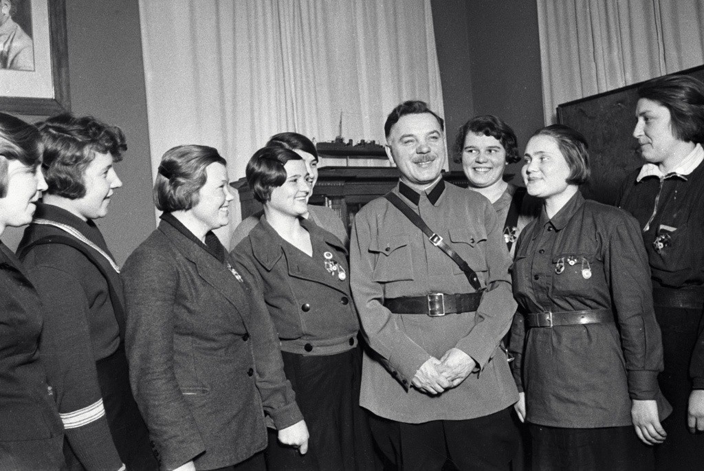Narodni komisar (narkom) za obrambo Kliment Vorošilov s komsomolkami (1. oktobra, 1935)