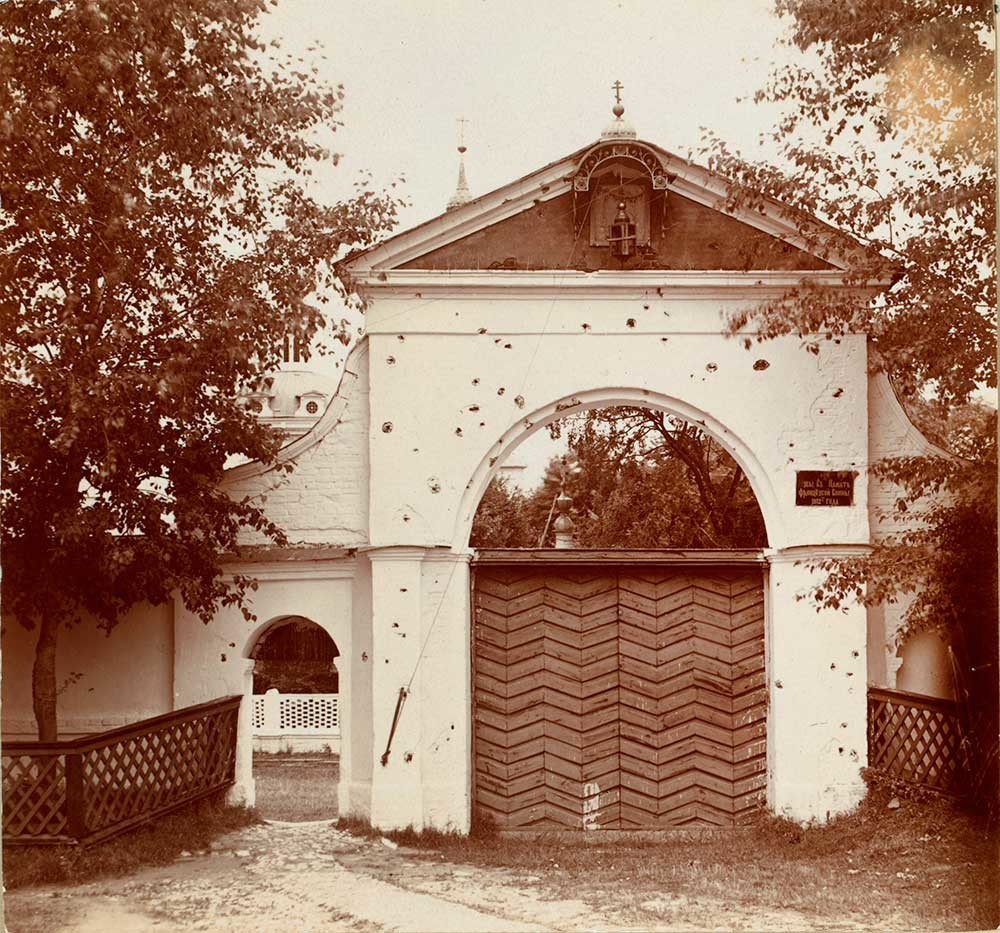 Convento de San Nicolás-Chernoostrovski. Puerta Santa con huellas de metralla de la batalla de 1812. Verano de 1912.