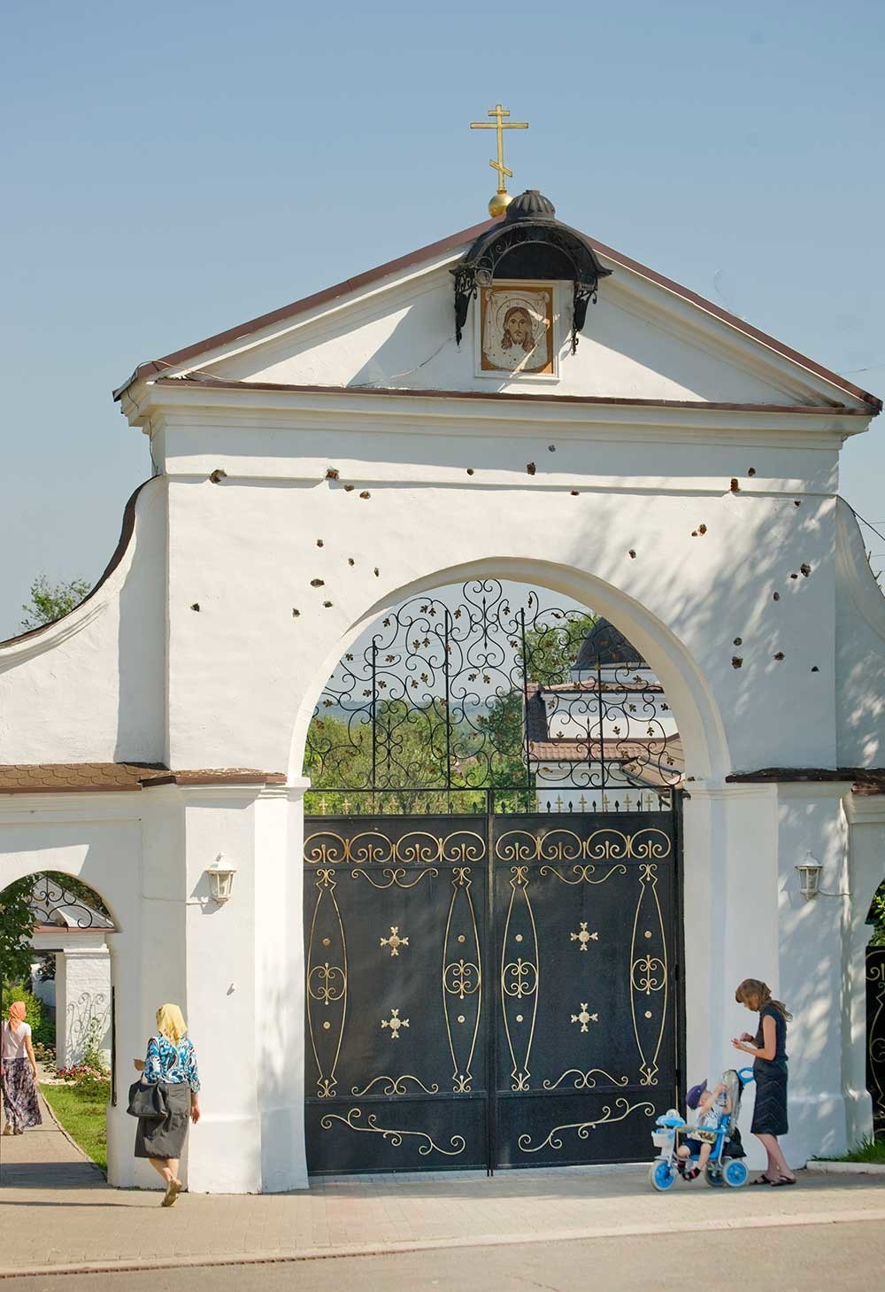 Convento de San Nicolás-Chernoostrovski. Puerta Santa con restos de metralla de la batalla de 1812. Campanario y catedral visibles a través de la puerta. 8 de agosto de 2016.