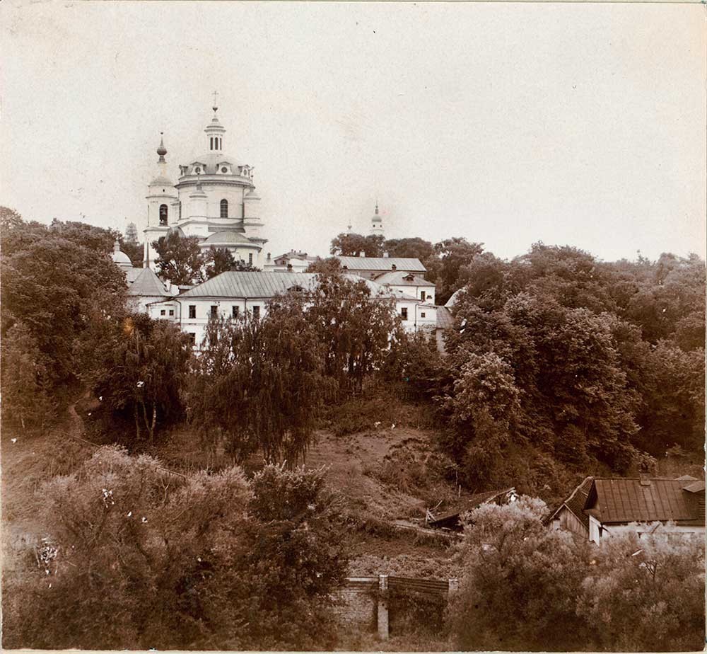 Convento de San Nicolás-Chernoostrovski, claustros, catedral de San Nicolás y campanario. Vista sureste. Verano de 1912. 
