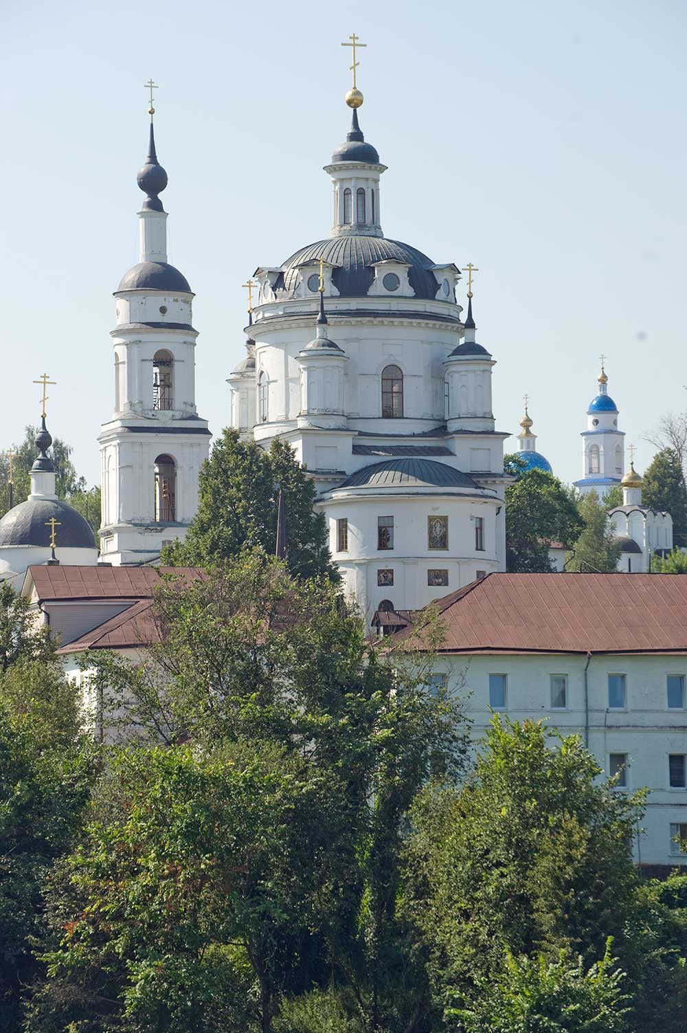 Convento de San Nicolás-Chernoostrovski, vista sureste. De izquierda a derecha: iglesia del icono “Alegría y Consuelo” de la Virgen, campanario, catedral de San Nicolás, claustro, cúpula y campanario de la catedral de Kazán, iglesia del Arcángel Miguel (construida en 2012). 7 de agosto de 2016.