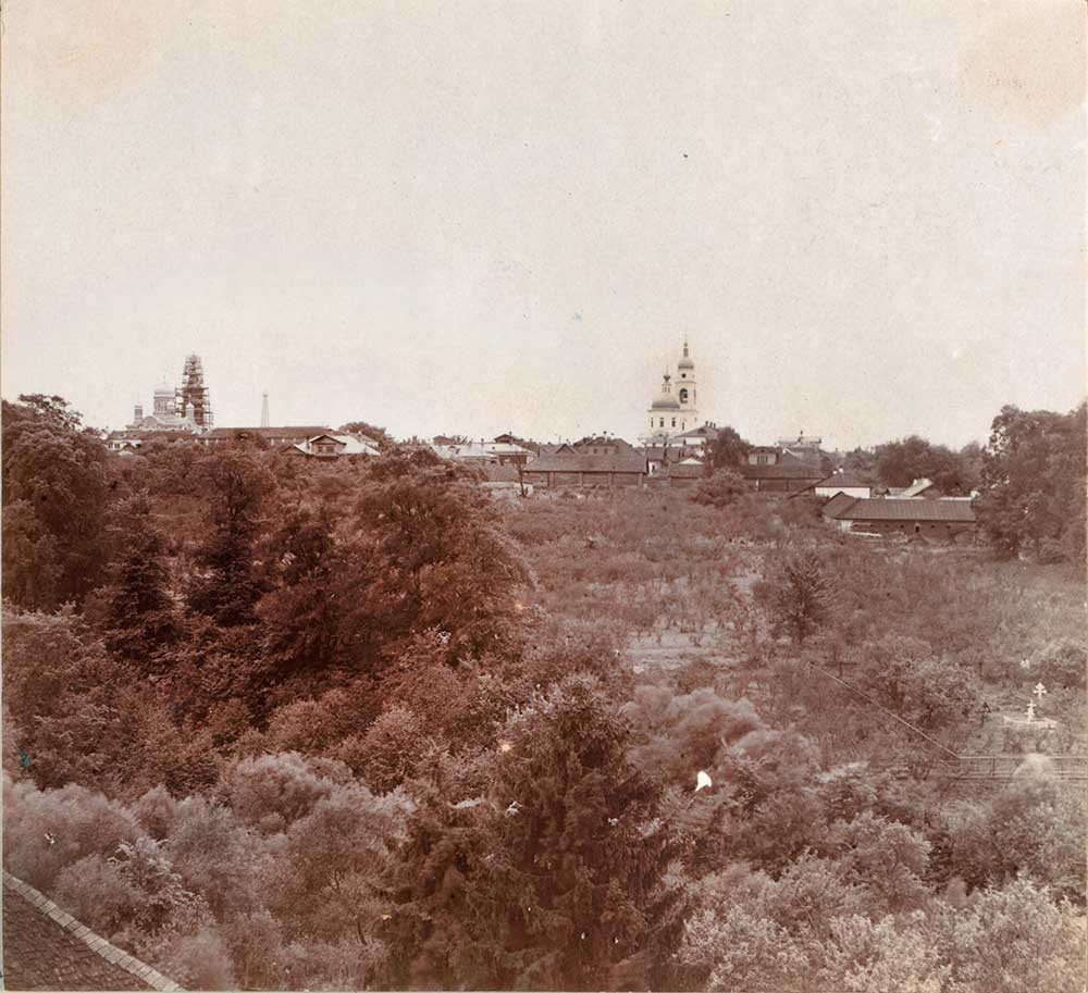 Maloyaroslávets, vista desde el noreste. Catedral de la Dormición (izquierda), campanario e icono de la catedral de Kazán. Verano de 1912.