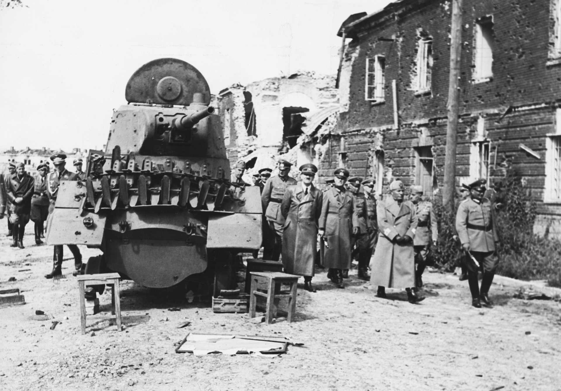 Хитлер и Мусолини у рушевинама трврђаве 26. августа 1941.