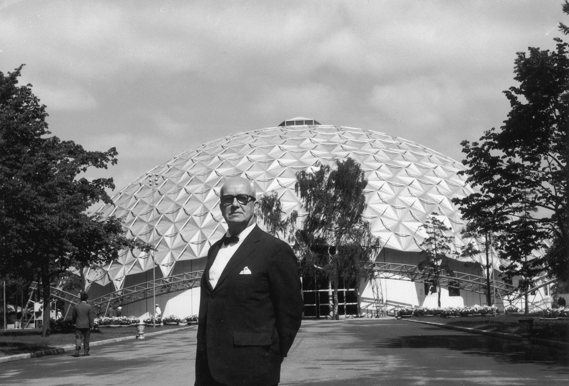 Arsitek dan penemu Amerika Richard Buckminster Fuller berpose di depan 'kubah emas' yang ia bantu proyeksikan — dan itu menjadi pusat perhatian yang nyata di Moskow.
