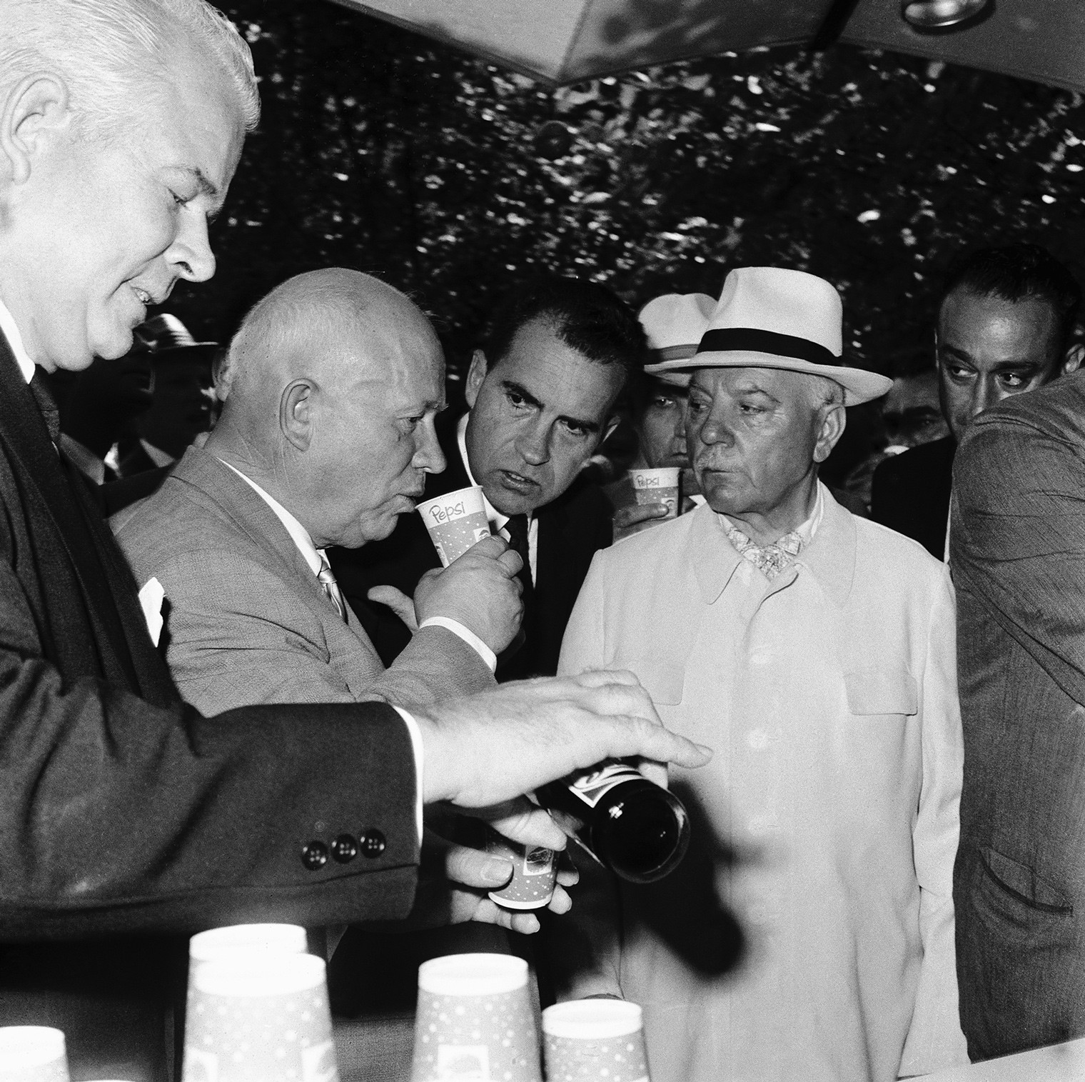 Foto yang cukup langka — Nikita Khrushchev menyeruput Pepsi.