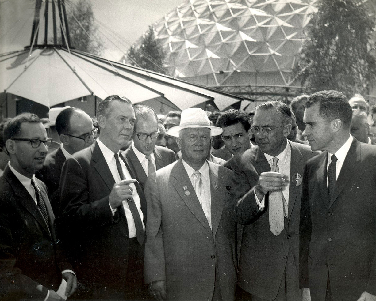 Nixon (kanan) dan Khrushchev (tengah) membahas pro dan kontra cara hidup Amerika dan Soviet.
