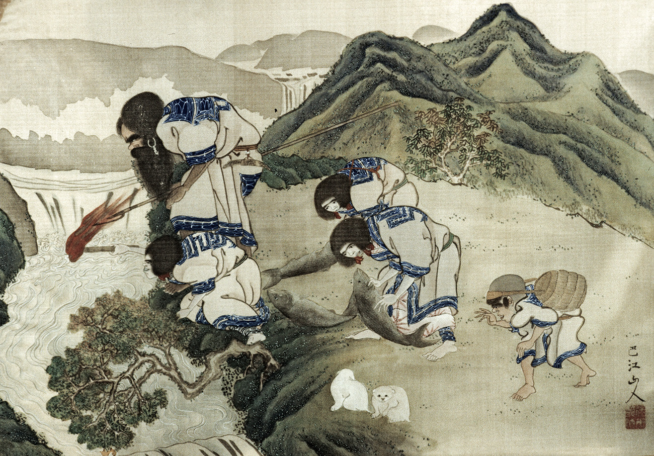 Старинска слика непознатог јапанског уметника где су приказани припадници народа Аину током риболова. Из колекције Санктпетербуршког музеја антропологије и етнографије „Петар Велики“.