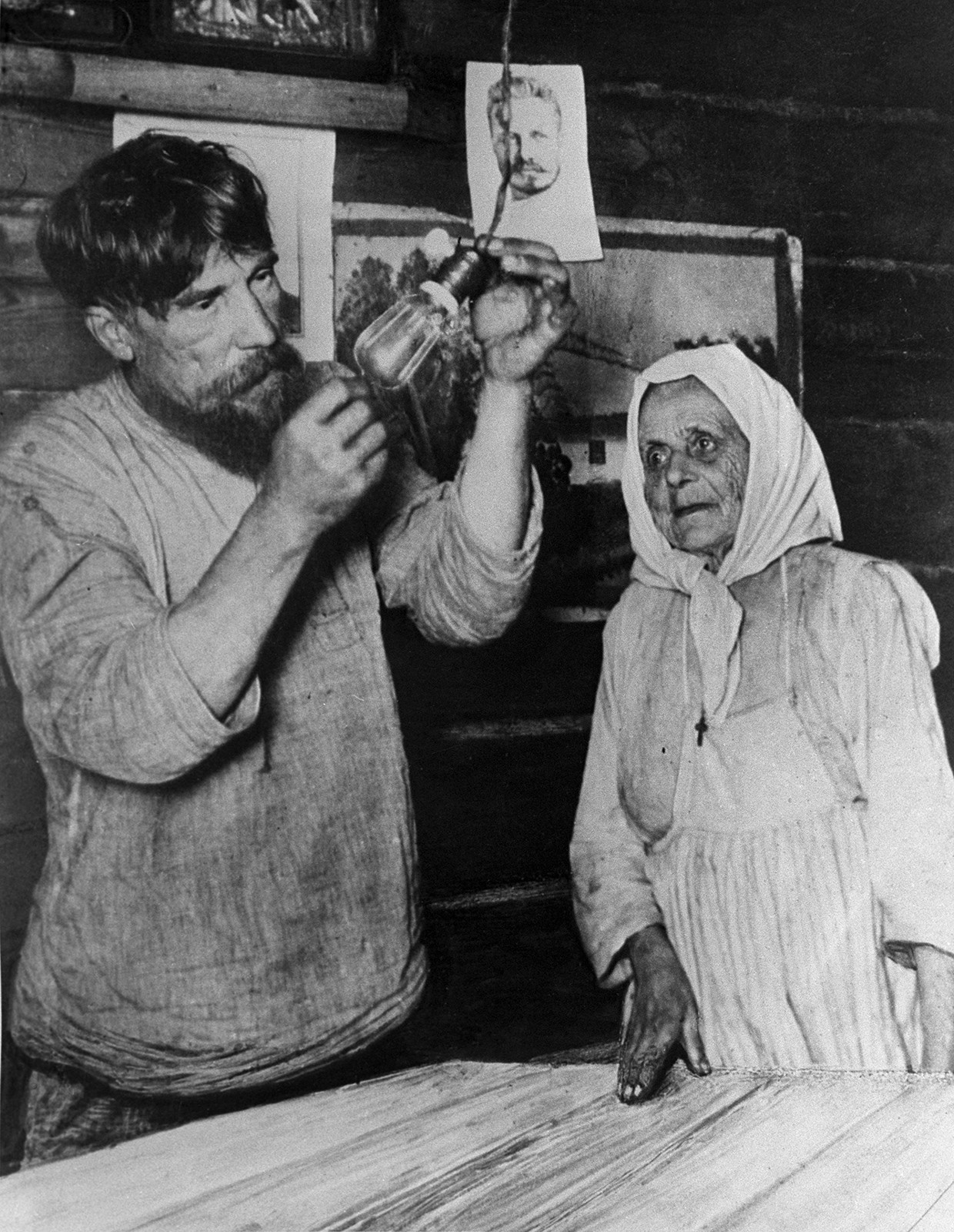Paysans avec une ampoule. Village de Botino, région de Moscou, 1925