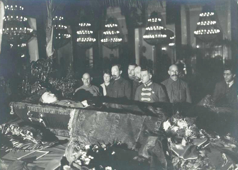 Les dirigeants soviétiques près du cercueil contenant le corps de Vladimir Lénine, janvier 1924
