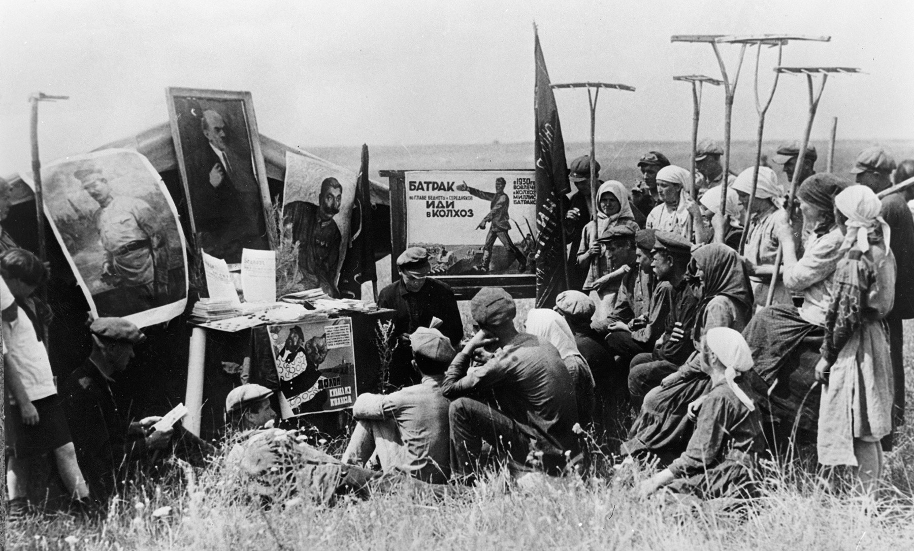 Ouvriers agricoles réunis dans le village ukrainien de Malchivy avant de rejoindre une ferme collective en 1929