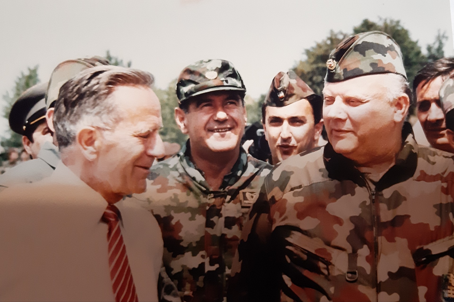 Бајић 1992. са савезним премијером Миланом Панићем и начелником генералштаба Животом Панићем