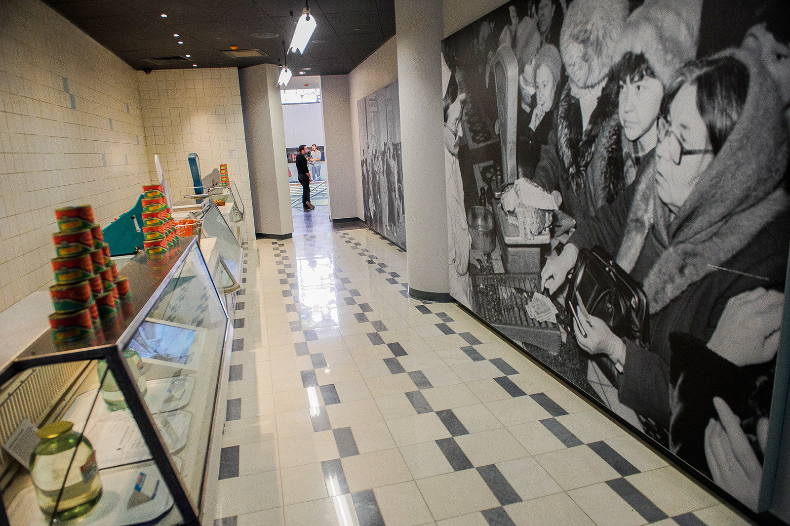 Rak-rak toko kosong sebagai bagian dari pameran di Yeltsin Center.