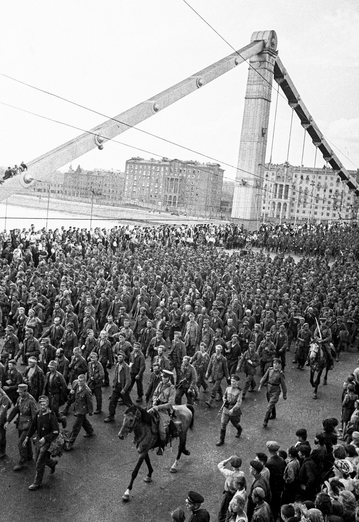 Kolona njemačkih zarobljenika prelazi preko Krimskog mosta