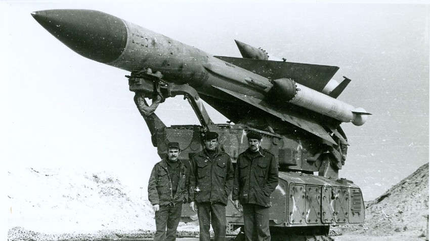 Sovjetski inštruktorji poleg baterije S-200VE "Vega E" v Siriji