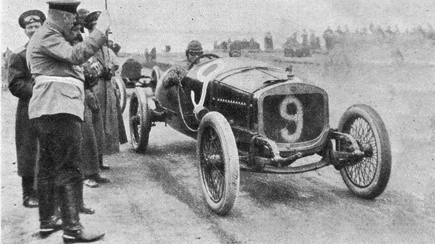 Ivanov en un vehículo Russo-Balt en el Gran Premio de Rusia de 1913.