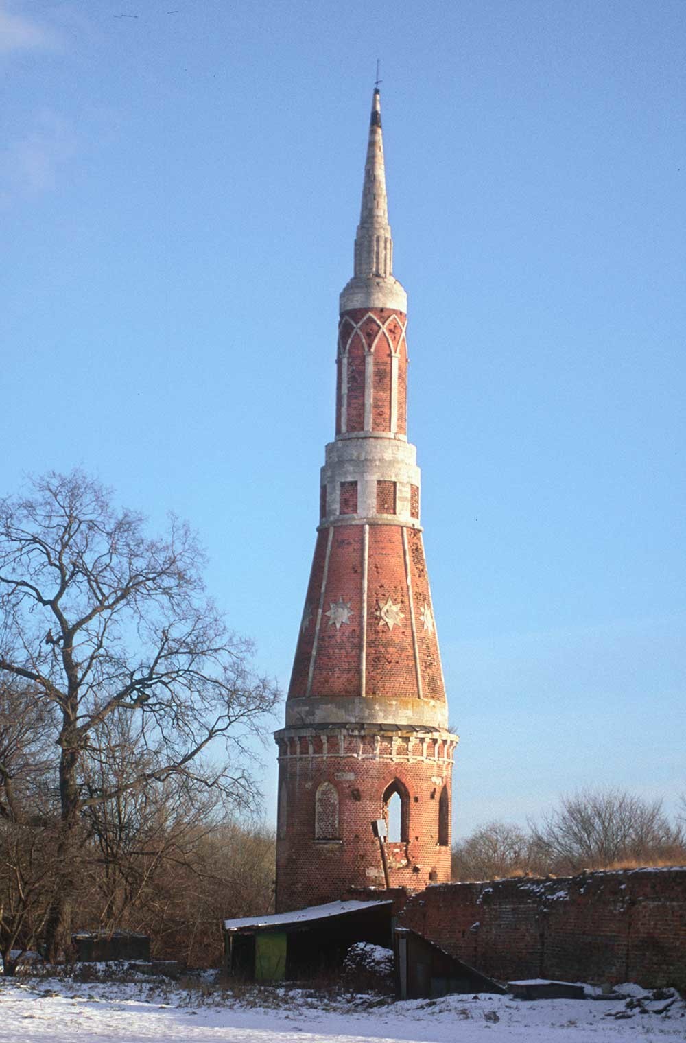 Antiguo monasterio de Golutvin. Torre este. 26 de diciembre de 2003.