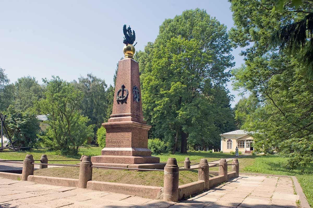 Spomenik Petra Velikega, pogled iz parka z besedilom Petrovega ukaza o ohranjanju pleščejevske flotilje, 7. junij 2019