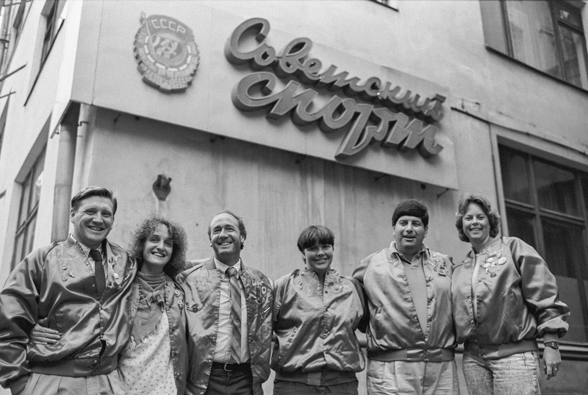 Лин Кокс (третата отдясно) и нейният екип пред сградата на редакцията на вестник 