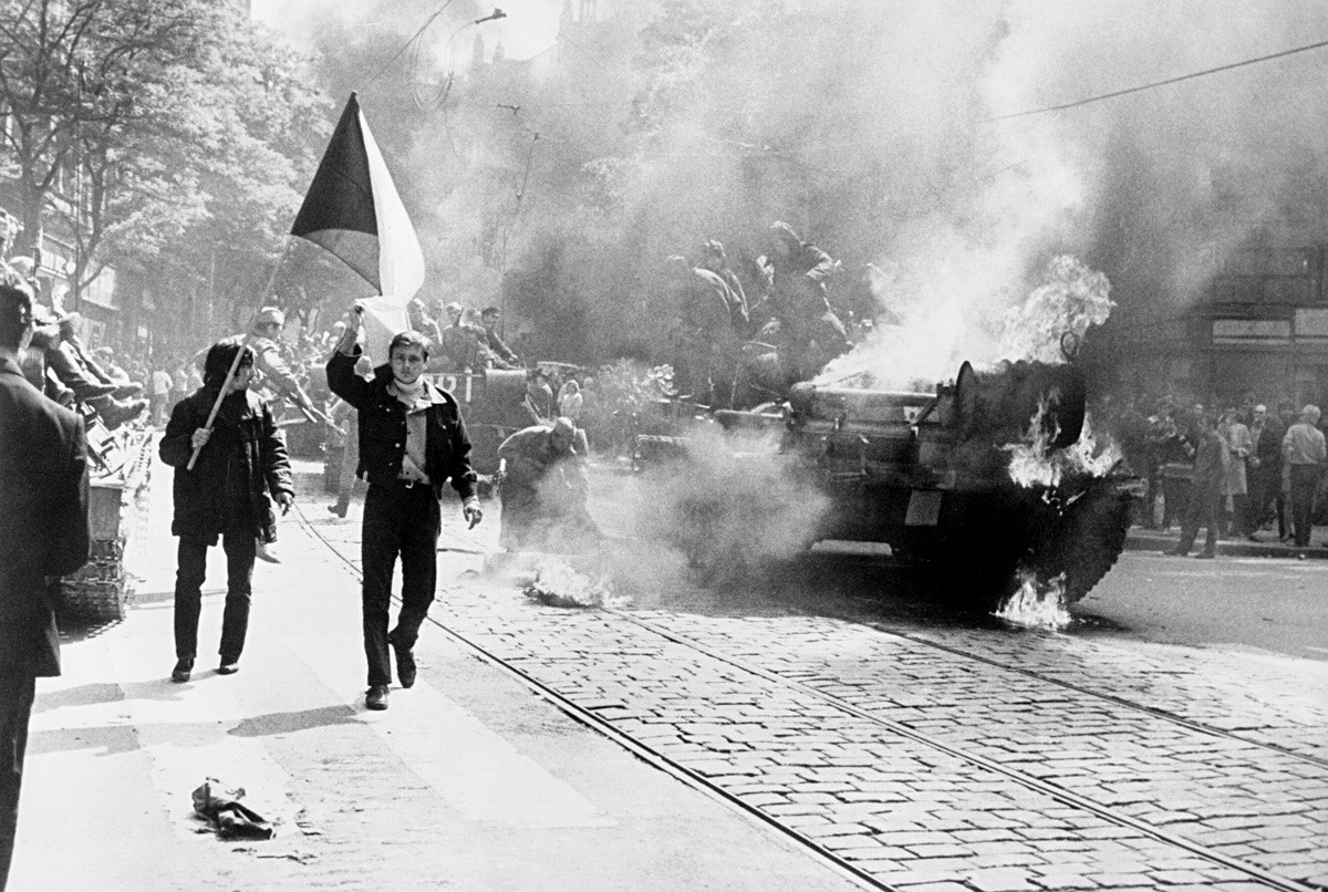 Printemps de Prague. Des Tchèques protestant contre l'arrivée de chars des pays du Pacte de Varsovie, 1968

