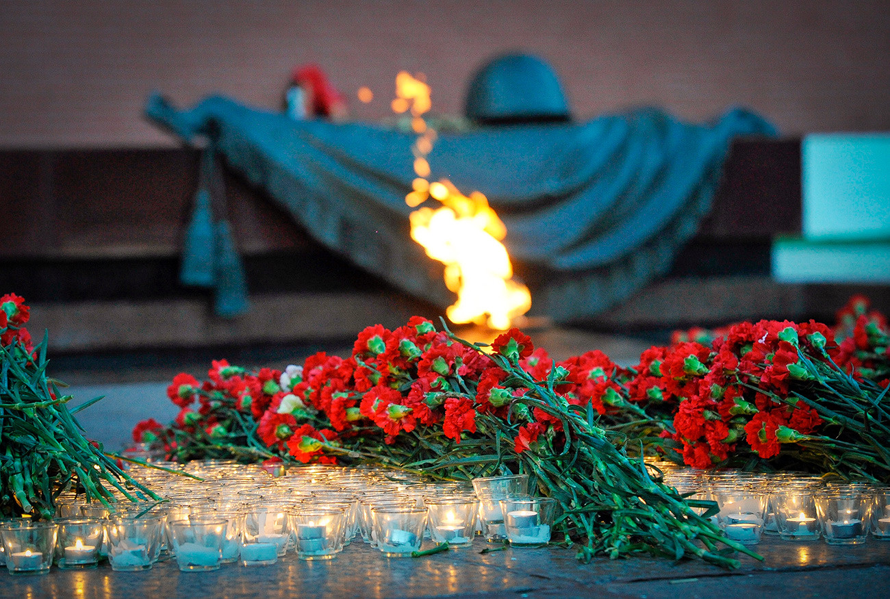 Des fleurs sur la tombe du Soldat inconnu dans le Jardin Alexandre, à Moscou