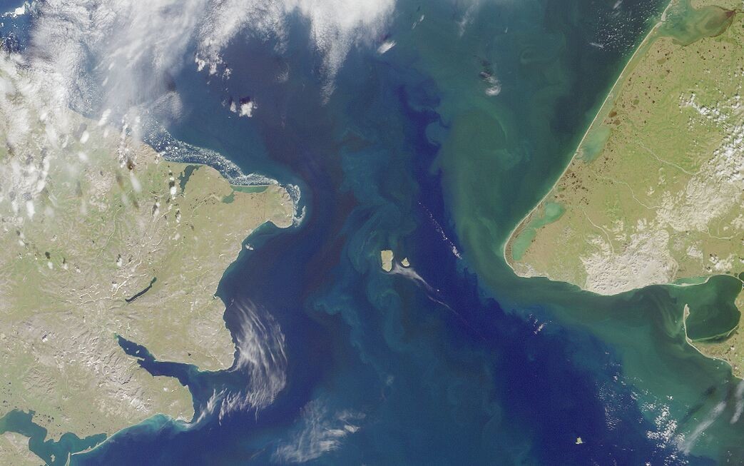 Selat Bering memisahkan Siberia dari Alaska di Pasifik Utara. Pulau Diomede Besar dan Diomede Kecil terlihat jelas di tengah selat.