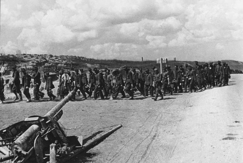 Успешно остварен план за акција: бескрајна колона заробени фашистички војници кои трчаат по патот кон Белорусија.