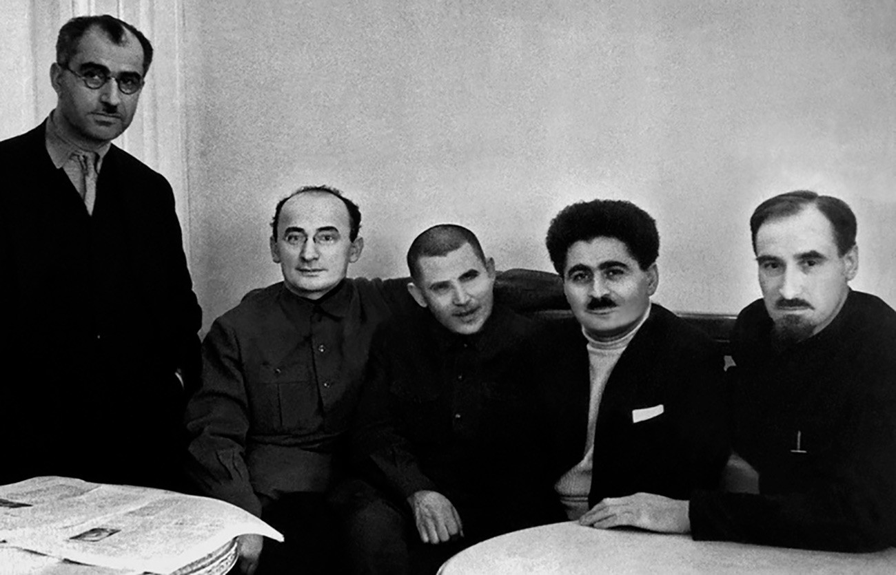 Lavrenti Beria et, à sa gauche, Nikolaï Ejov parmi des délégués du XVIIe congrès du Parti communiste pansoviétique (bolchevik)