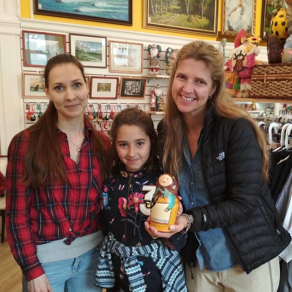 Kira Mámontova (a la drcha) y su hija Lara (en el centro) en una tienda de suvenires en Tsárskoie Seló.