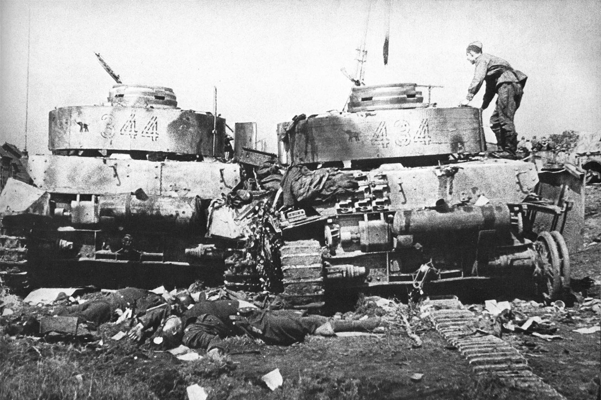 Ein sowjetischer Soldat untersucht die erbeuteten Panzer