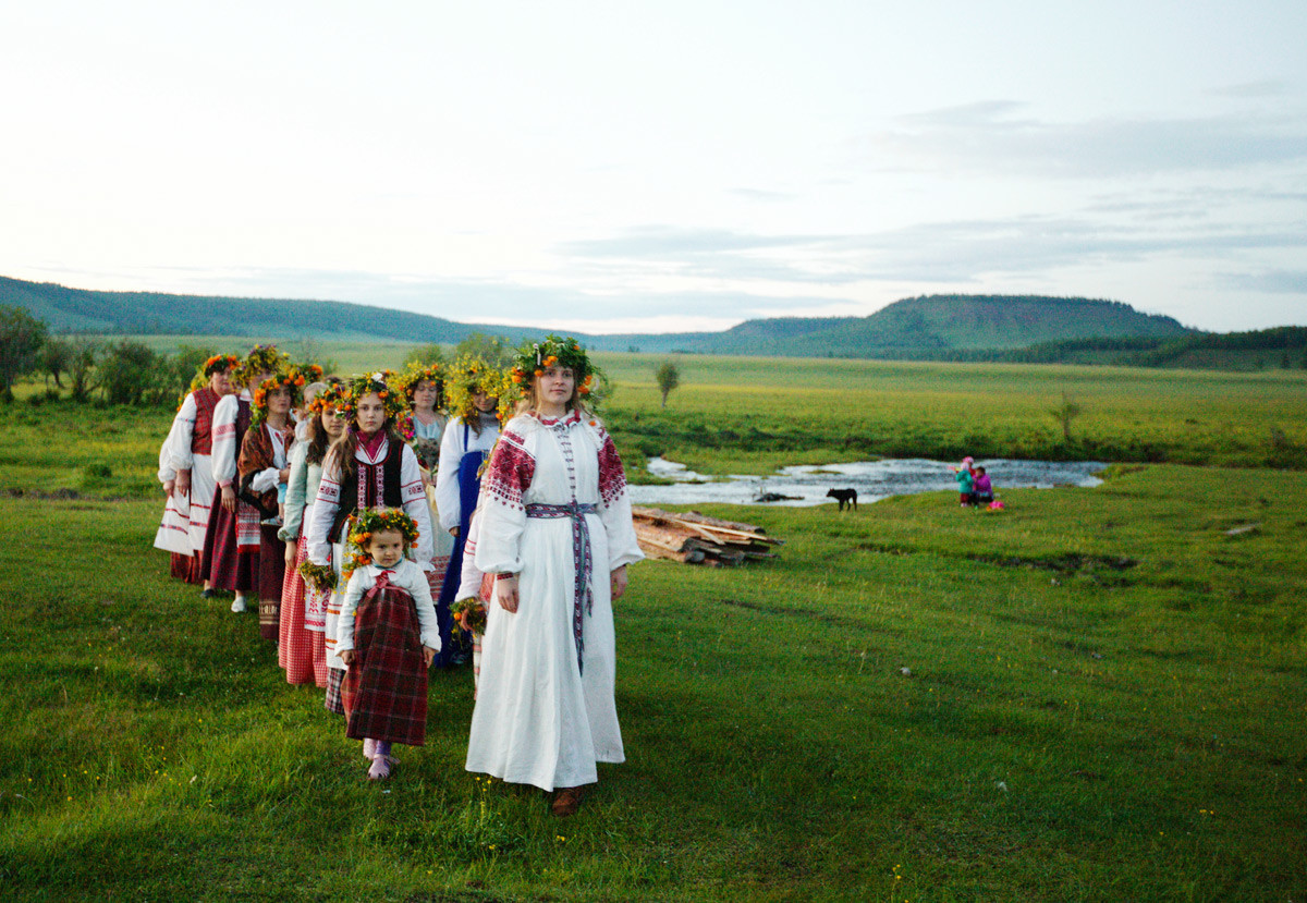Frauen und Kinder in der Kleidung alter Slawen während eines Volksfestivals in Belarus