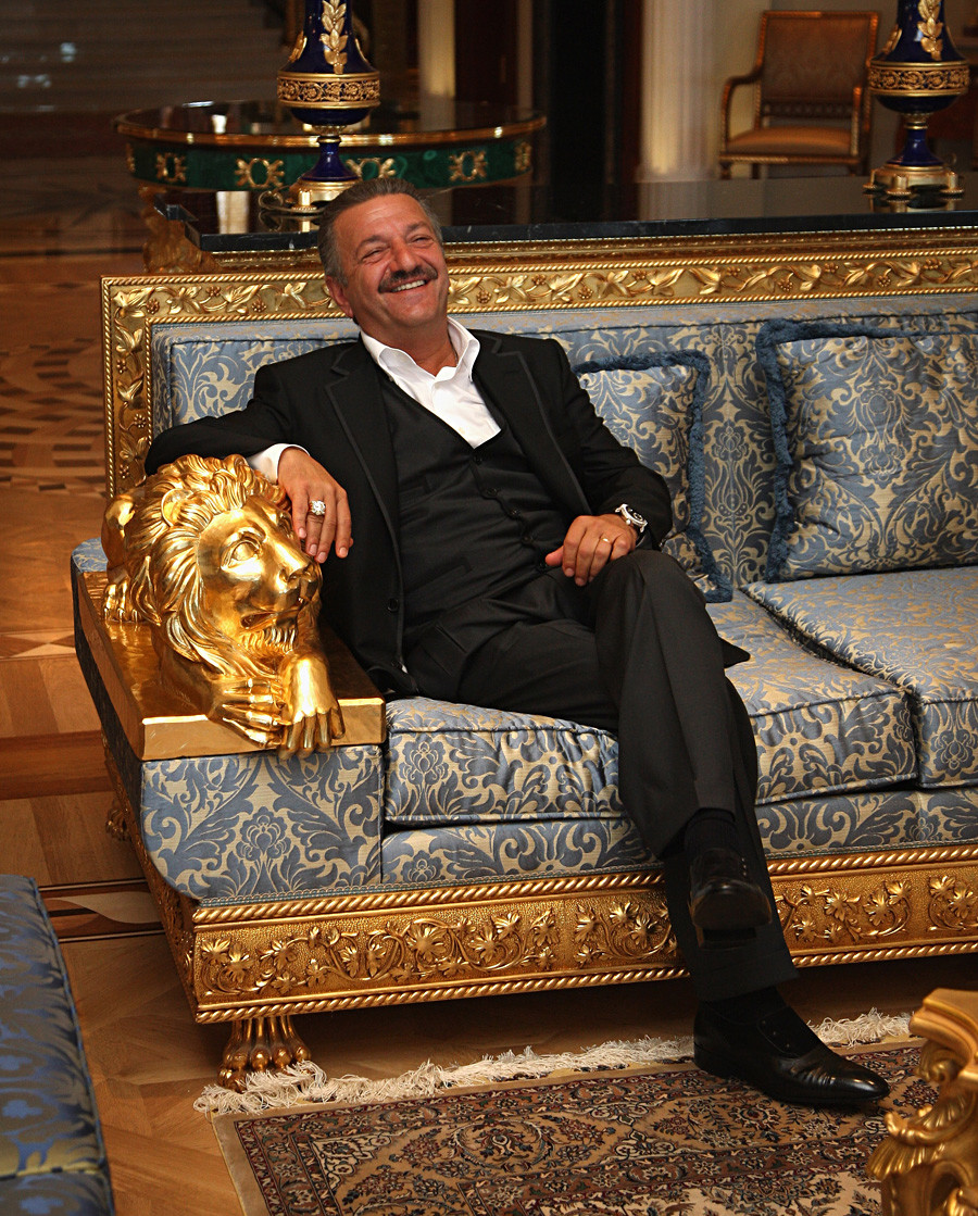 Хотелијер и бизнисмен Тељман Исмаилов 2009. на отварању хотелског комплекса Mardan Palace у Анталији, најскупљег луксузног одмаралишта у Европи, чија изградња је коштала 1,65 милијарди долара. 