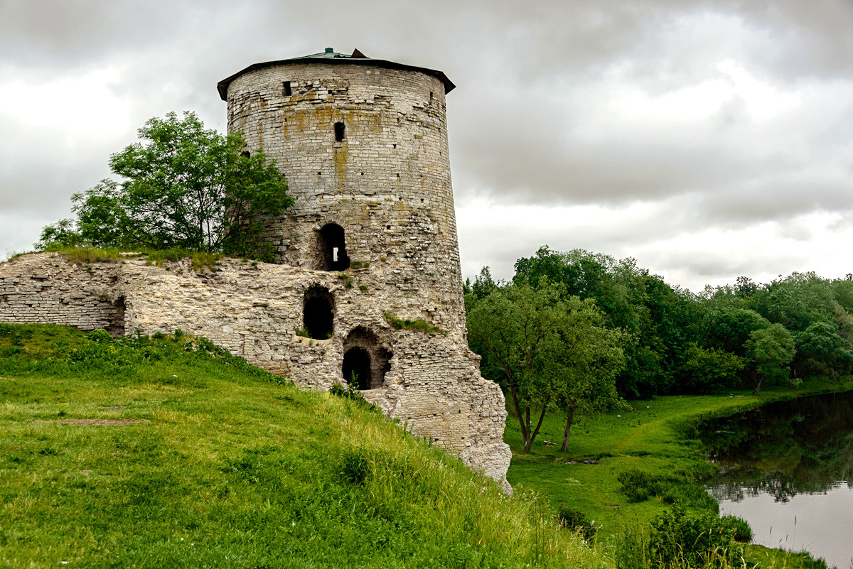 Der Gremjatschaja-Turm der Pskower Festung, 16. Jahrhundert