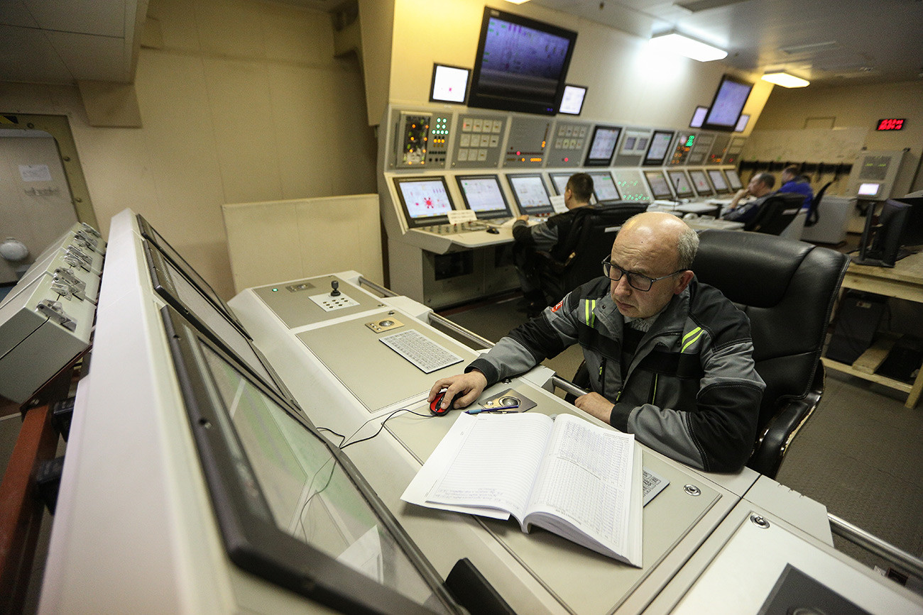 Запослени у централном командном пункту плутајућег енергетског блока „Академик Ломоносов“