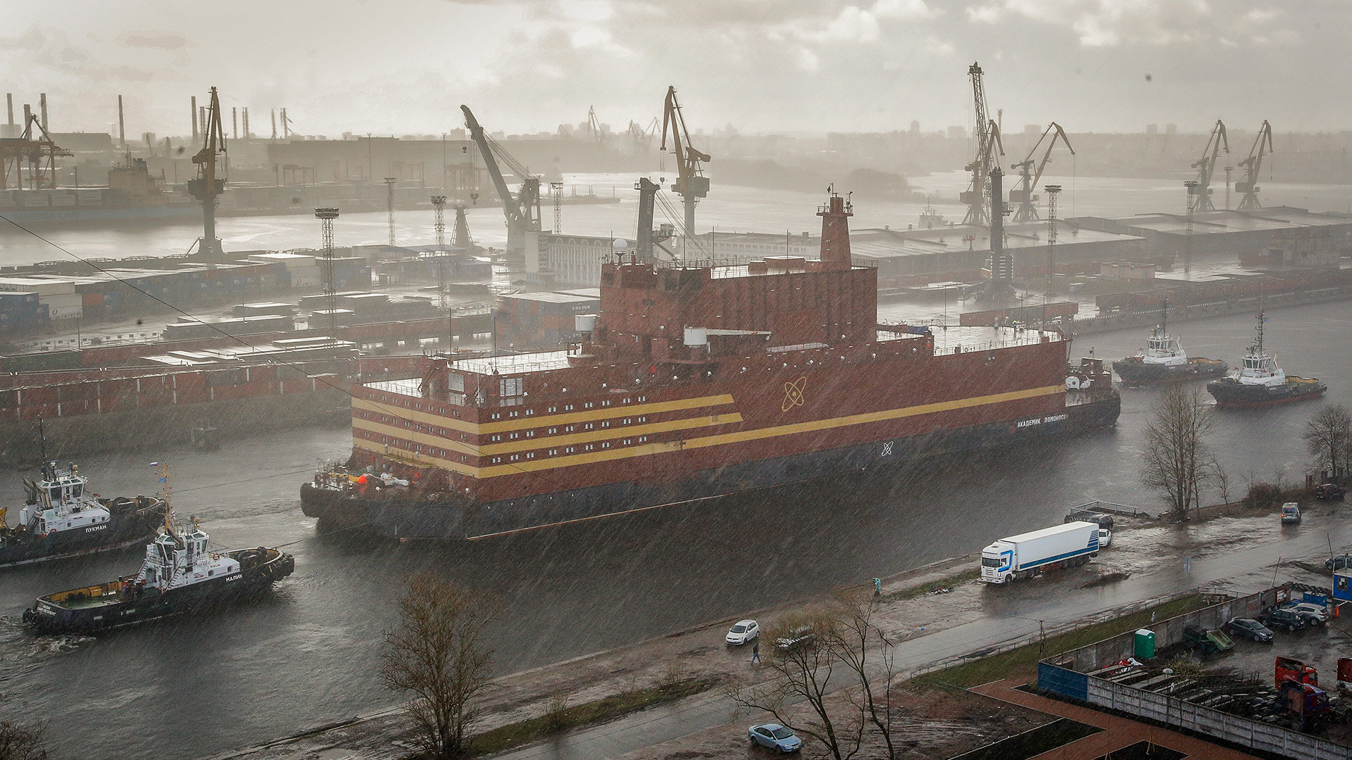 Плутајућа нуклеарна електрана „Академик Ломоносов“ одвучена је тегљачем из санктпетербуршког бродоградилишта, где је саграђена.