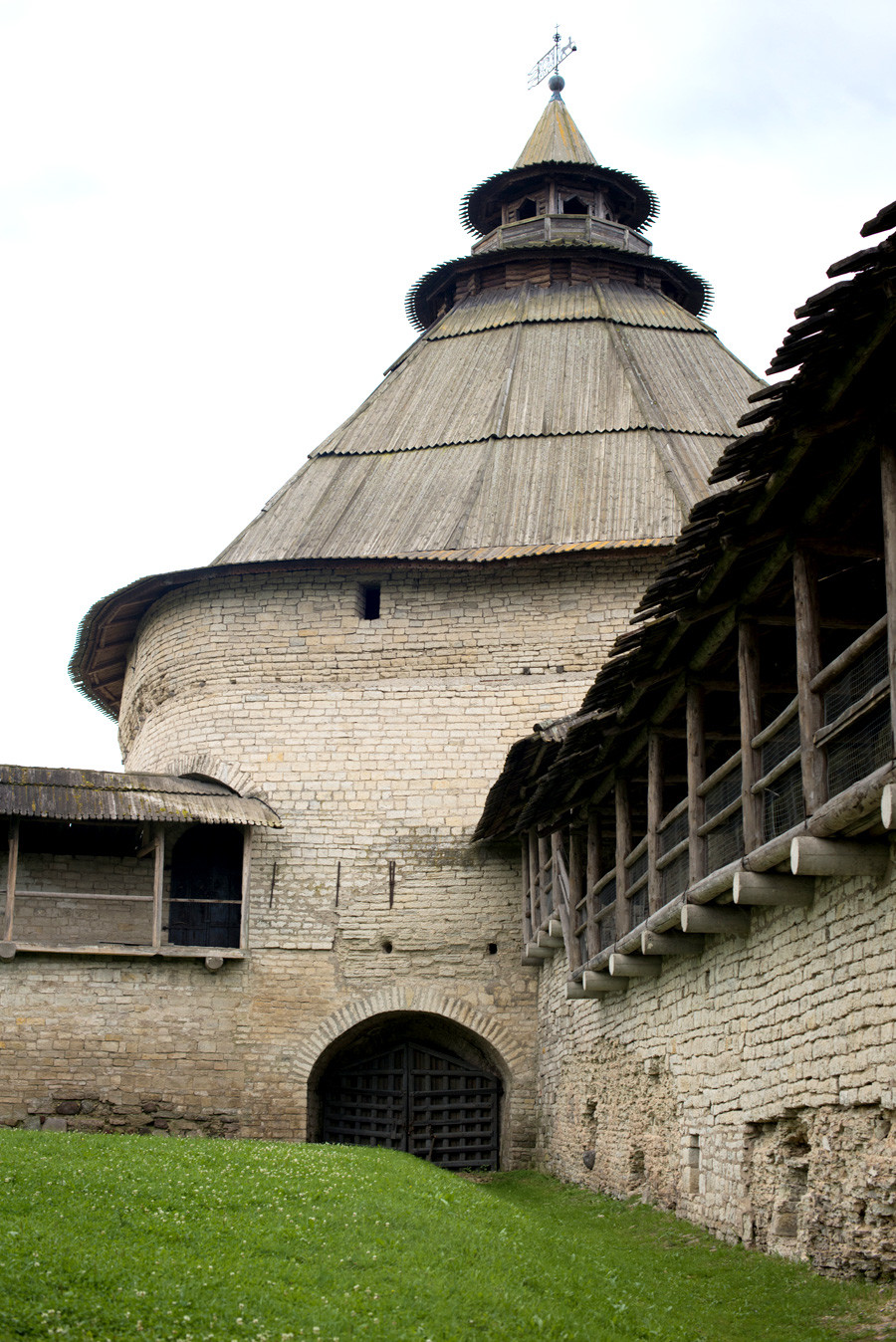 Комплекс грађевина у тврђави Спољног града у Пскову: Покровска кула, 15. век
