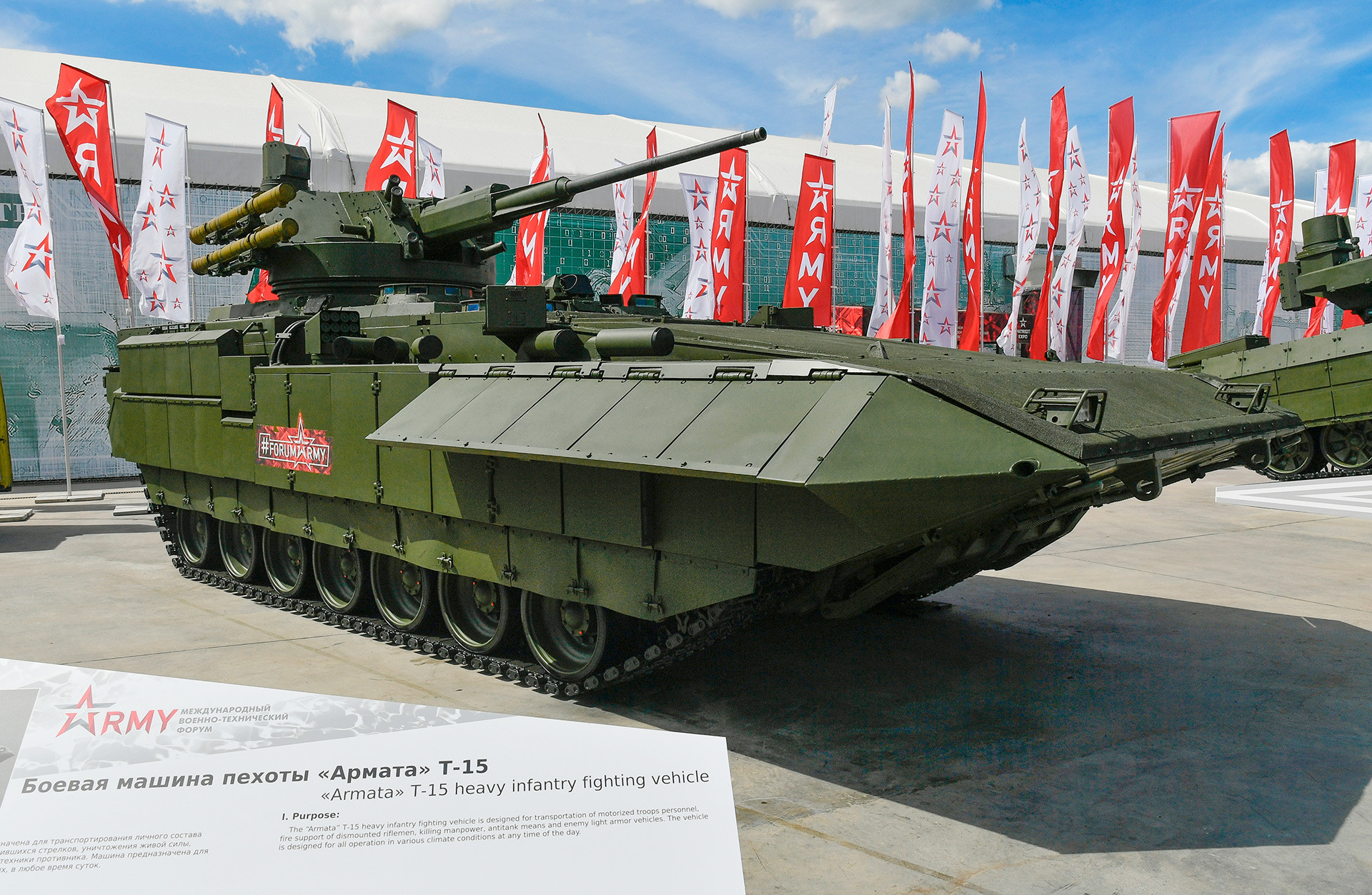 Vehículo de combate de infantería ruso T-15 Armata armado con un cañón de artillería AU-220M.