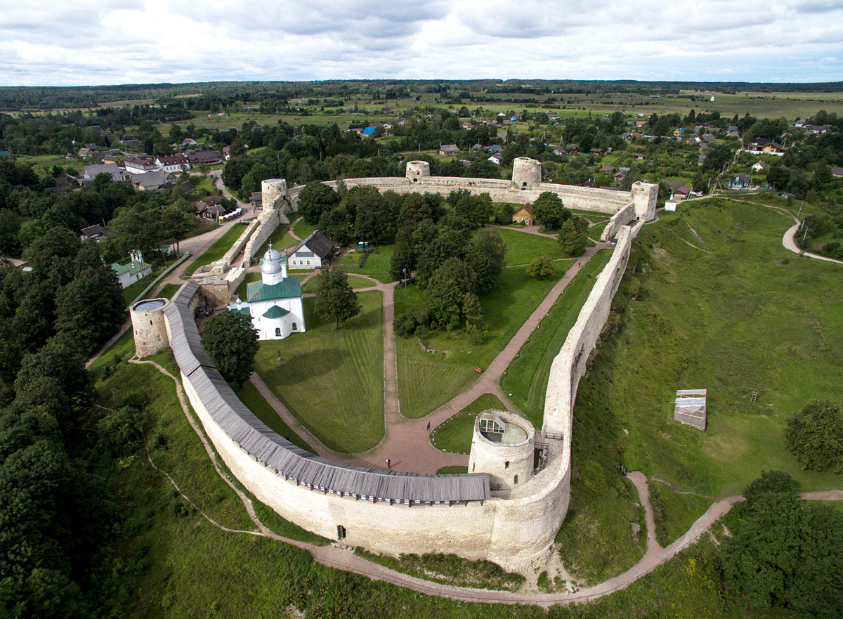 A fortaleza de Izbórsk, na região de Pskov, na Rússia. Este foi um dos lugares onde se iniciou o Estado russo.