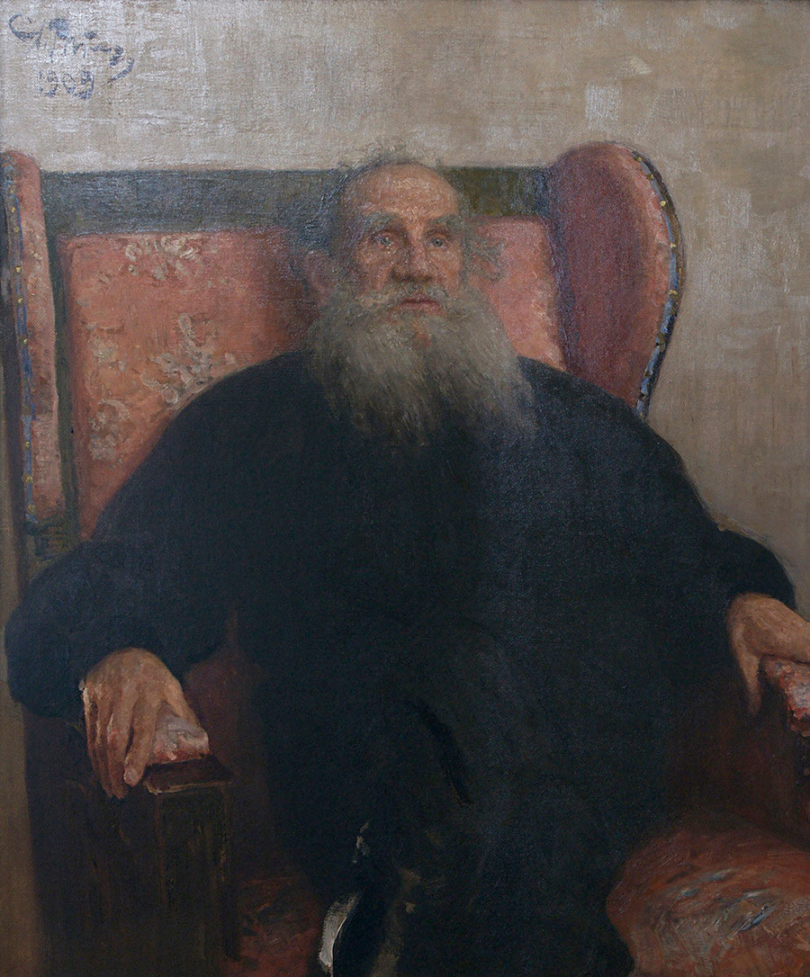 “Lev Tolstói em uma poltrona rosa”, 1909.
