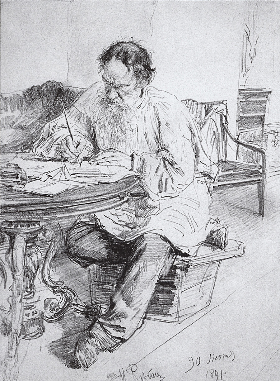 “Lev Tolstói trabalha em uma mesa redonda”, 1891.