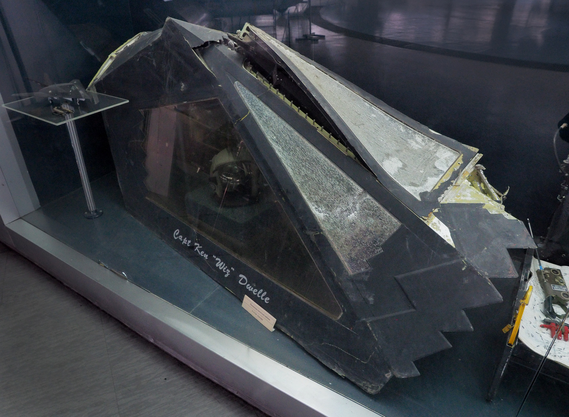 Restos do F-117 no Museu da Aviação de Belgrado