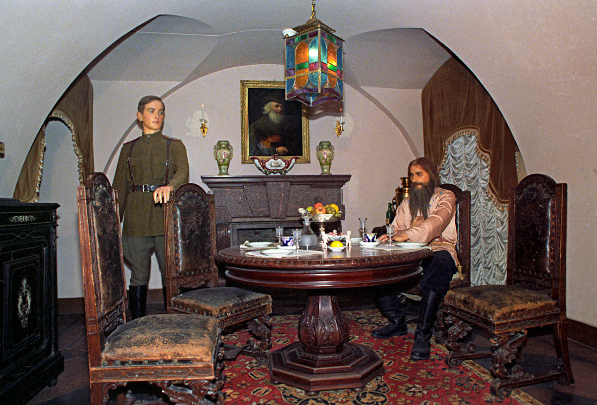 Воштане фигуре Феликса Јусупова и Григорија Распућина у подруму дворца, део историјске изложбе „Убиство Григорија Распућина“.