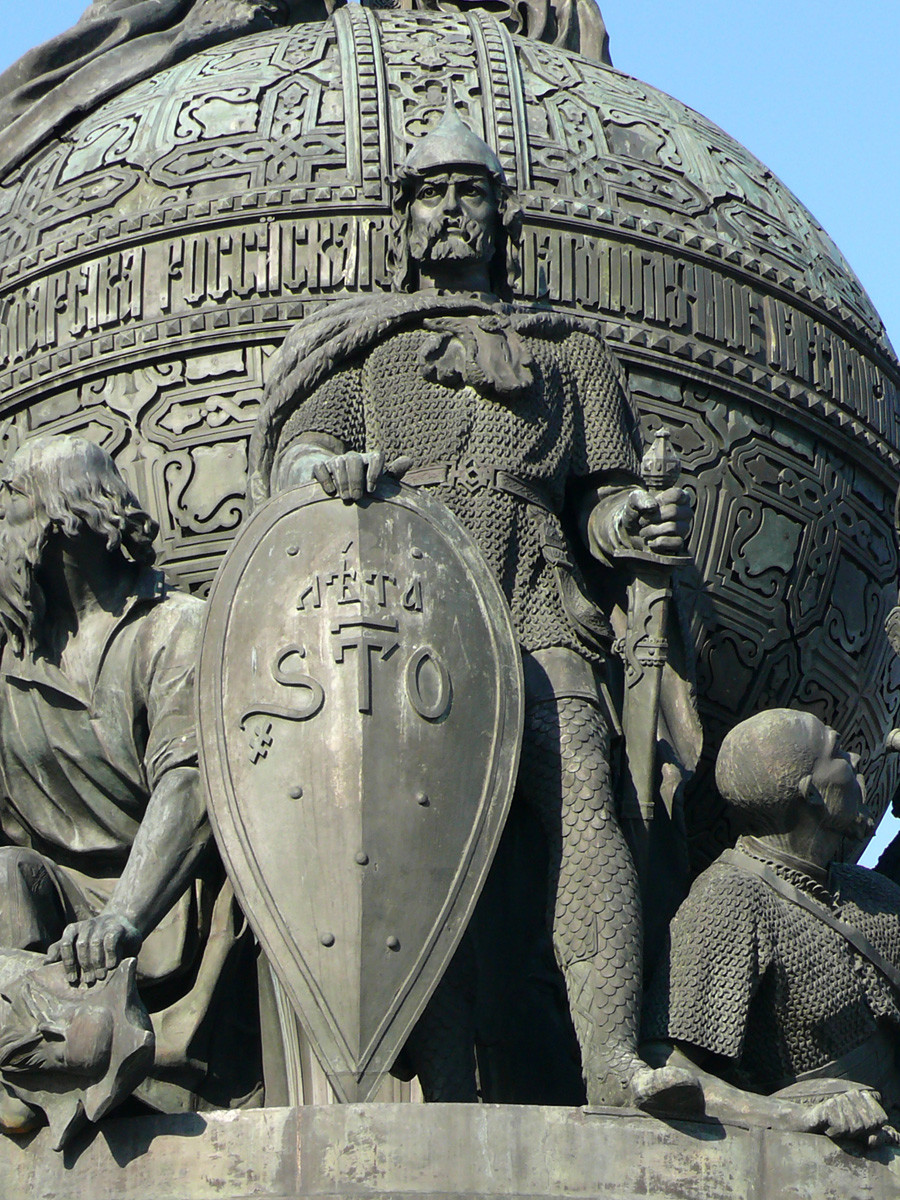 大ノヴゴロド、ロシア建国一千年祭記念碑像の一部であるリューリクの像。
