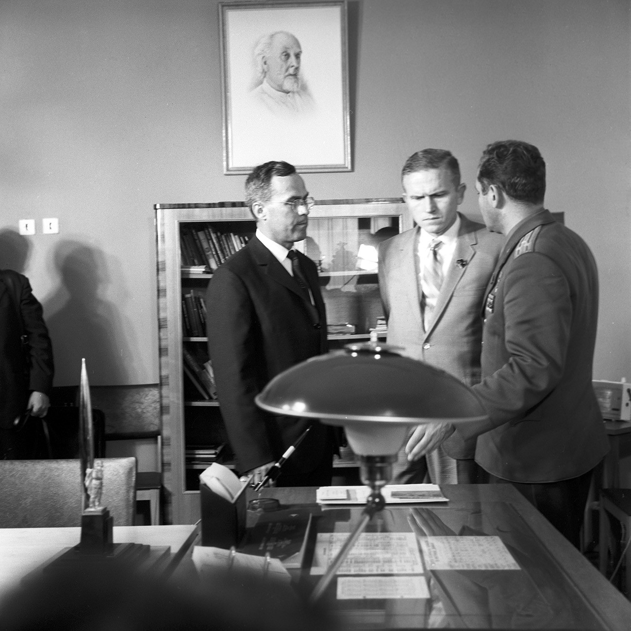 Kosmonaut Uni Soviet German Stepanovich Titov (kanan) dan astronaut Amerika Frank Frederick Borman (tengah).